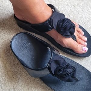 Like new FitFlops black patent-leather look w/flower size 9